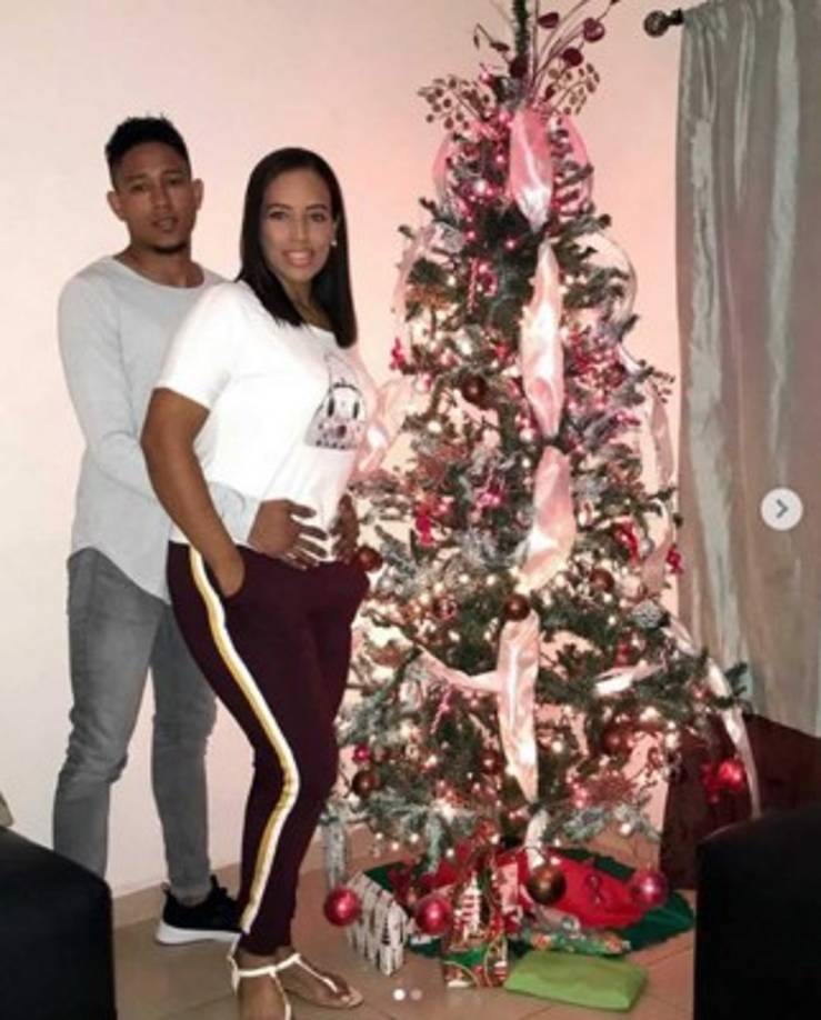 Cristian Altamirano, delantero del Tulsa Roughnecks de la United Soccer League de EEUU, con su esposa Pamela.