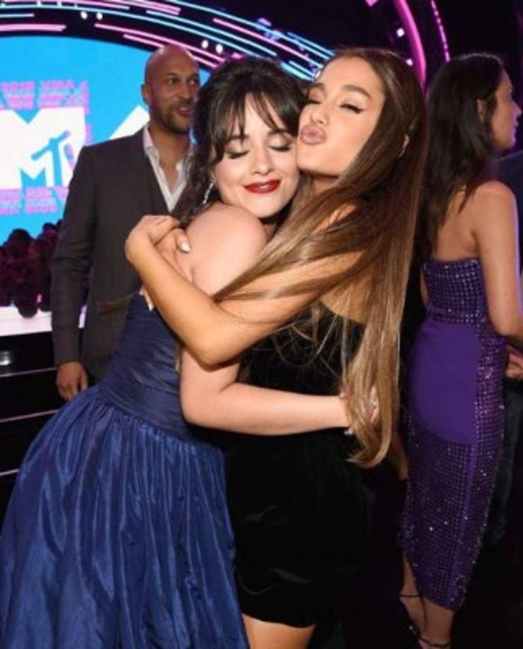 La ganadora de artista y video del año por 'Havana', Camila Cabello, se mostró muy feliz en los premios, su emoción era tan grande, que no podía estar mucho tiempo sentada.