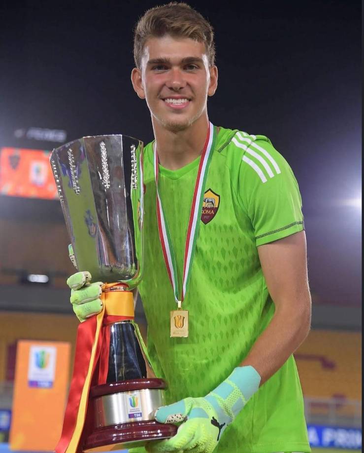 Según Le Parisien, el PSG tiene atado a un guardameta. Se trata de Renato Marin, de la Roma. El joven portero, de 18 años, termina contrato en el mes de junio con el club italiano, momento en el que llegará al Parque de los Príncipes. Firmará, de acuerdo con la información del diario galo, por cinco temporadas