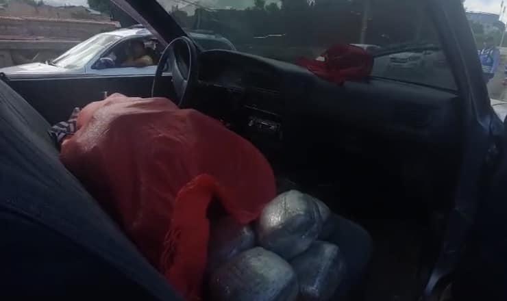 Paquetes de presunta droga hallados en el pick-up.