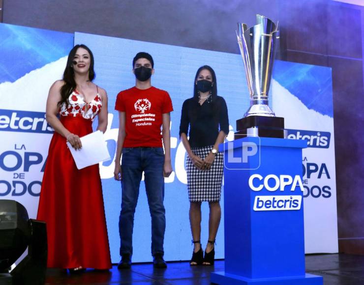 Isabel Zambrano y Shirley Perelló presentaron la Copa a los asistentes al evento.