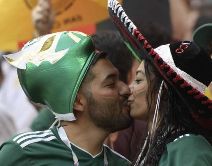 El amor estuvo presente en las gradas durante un Alemania - México.