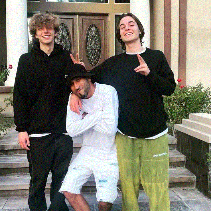 Los 20.000 dólares al mes continuarán hasta noviembre para Jayden, el joven de la izquierda.