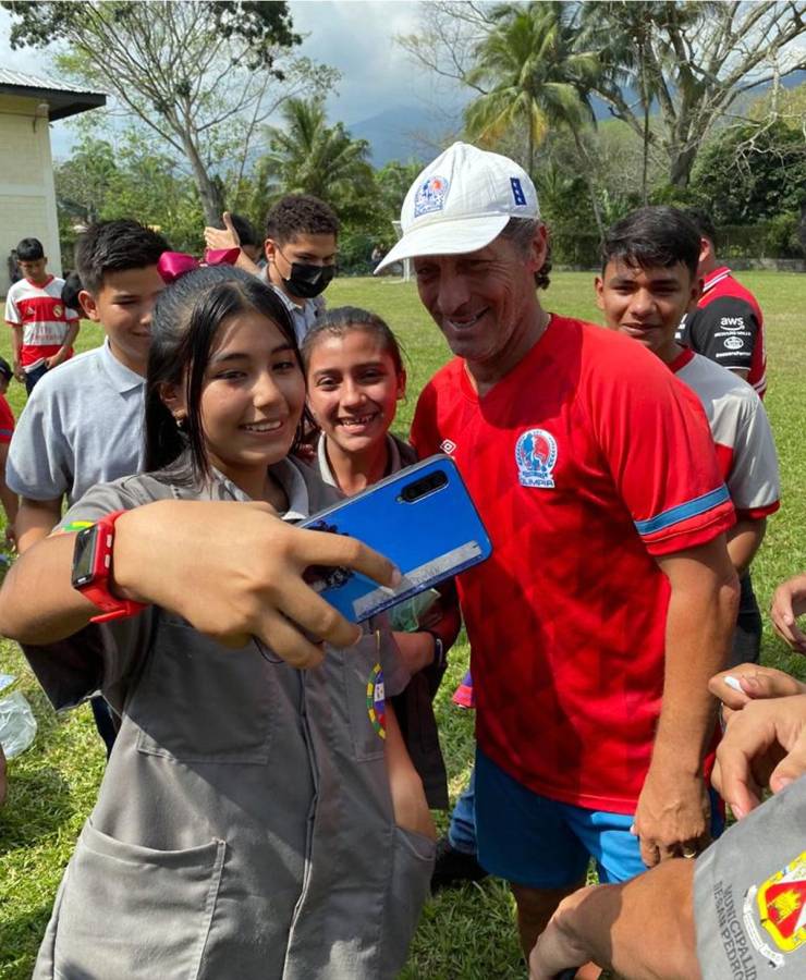 Pedro Troglio se tomó selfies con alumnos del Instituto Técnico Honduras Corea.