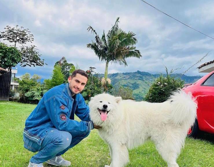 La pareja compartió en dicho lugar momentos muy agradables, lucieron muy juntitos cantando y bailando 