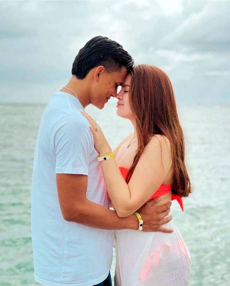 La pareja se comprometió y más de un año después sellaron su amor en el altar.