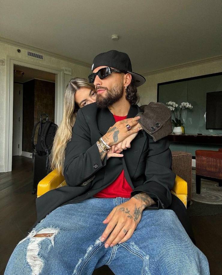 Especulando que una de las pruebas que confirmarían su embarazo son la reciente publicación del cantante colombiano, donde aparecen los dos juntos y él cubriendo el cuerpo de su novia, para así no mostrar su “pancita”. Así lo mencionan Laura Fa y Lorena en su pódcast. 