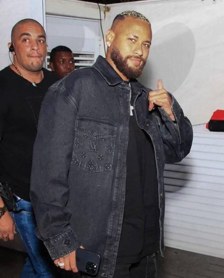 Sin embargo, en las últimas horas salió esta fotografía donde se observa a Neymar descuidado y siendo tildado por engordar.