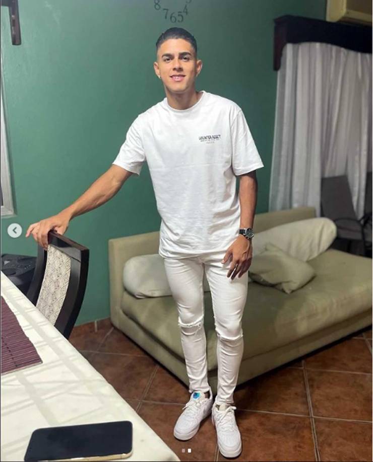 Luis Palma, la figura del Vida en el torneo pasado, vestido totalmente de blanco... ¿guiño al Olimpia? Muchos aficionados le escriben al jugador en redes sociales para que fiche por el tetracampeón.
