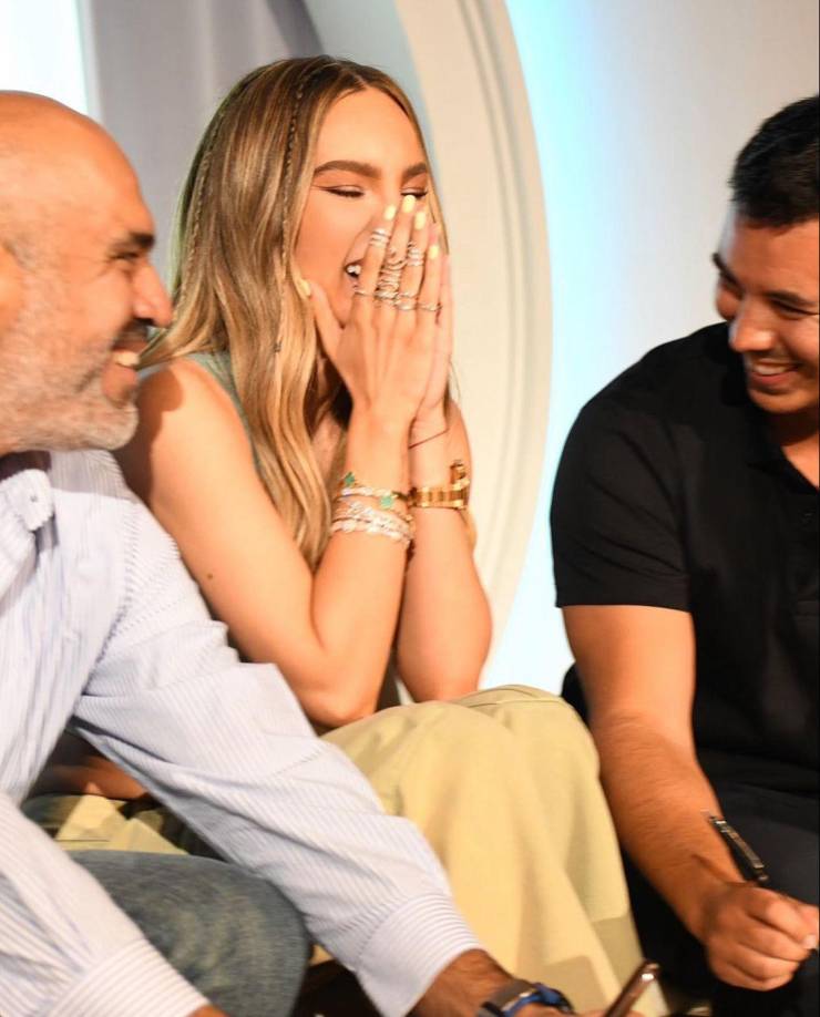 Belinda, también ha confirmado recientemente que firmó contrato con la casa discográfica Warner Music, ya que ha vuelto a creer en la industria musical y que pronto hará música.