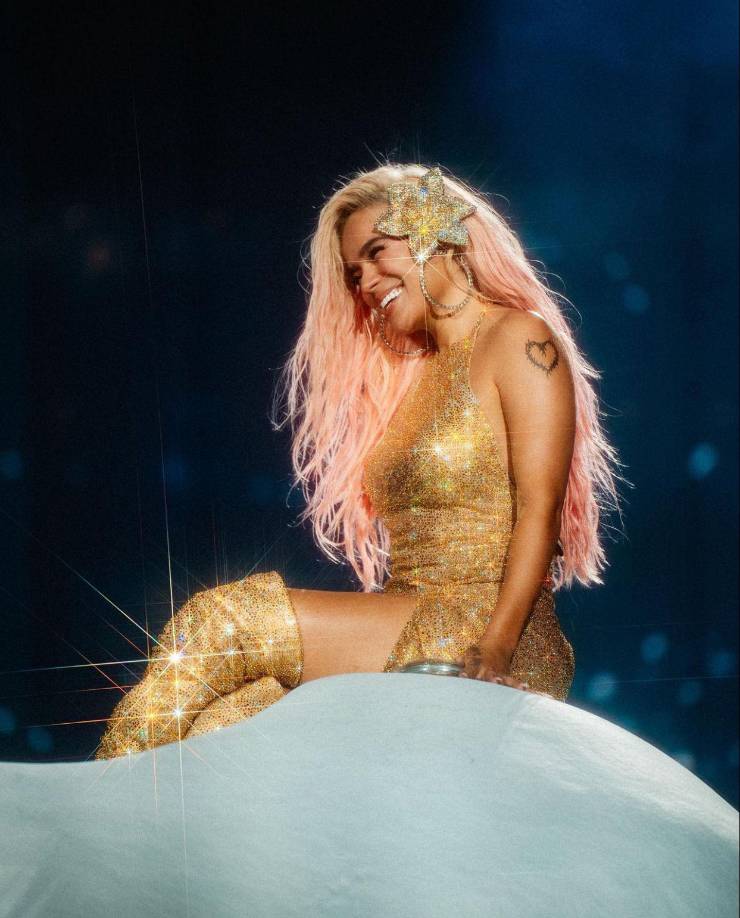 Este album de Karol G Mañana Será Bonito (Bichota Season) contiene 10 nuevas canciones, entre ellas colaboraciones con Kali Uchis, Young Miko, Dei V y Peso Pluma, canciones que ya son número uno en la radio y las plataformas digitales.