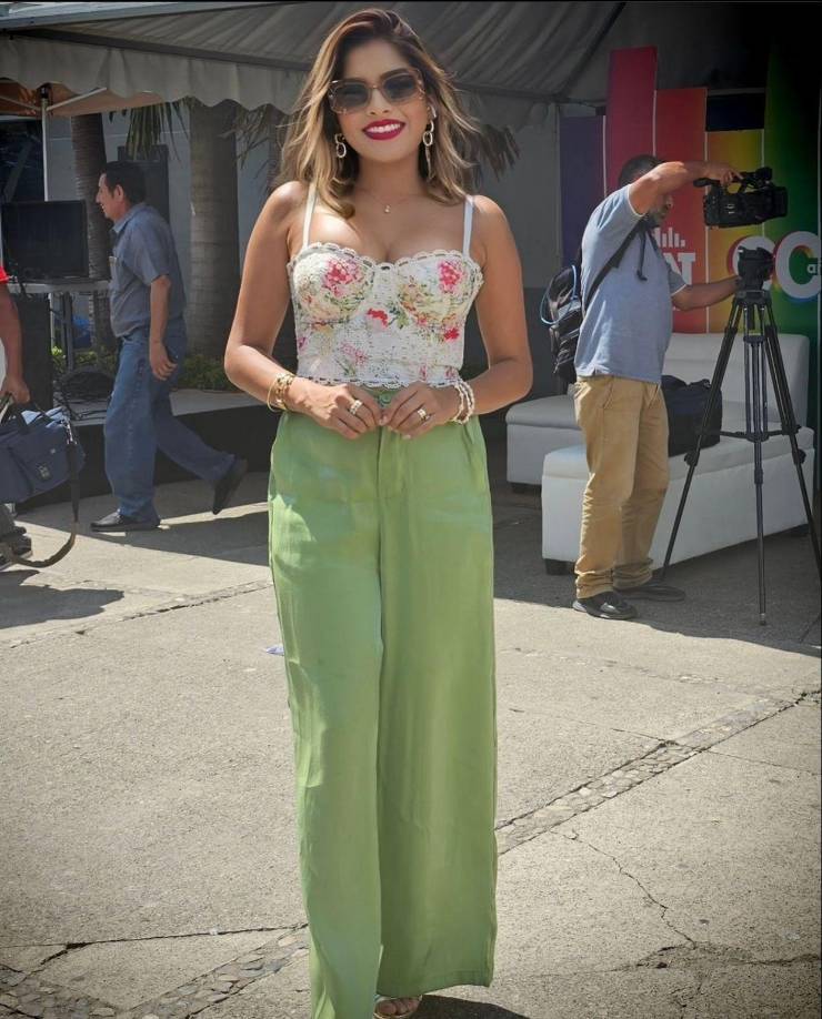 Entre bromas de sus compañeros periodistas, dejaron entre ver que la salida de Espinal se debía a un posible embarazo de la presentadora, pero luego fue descartada.