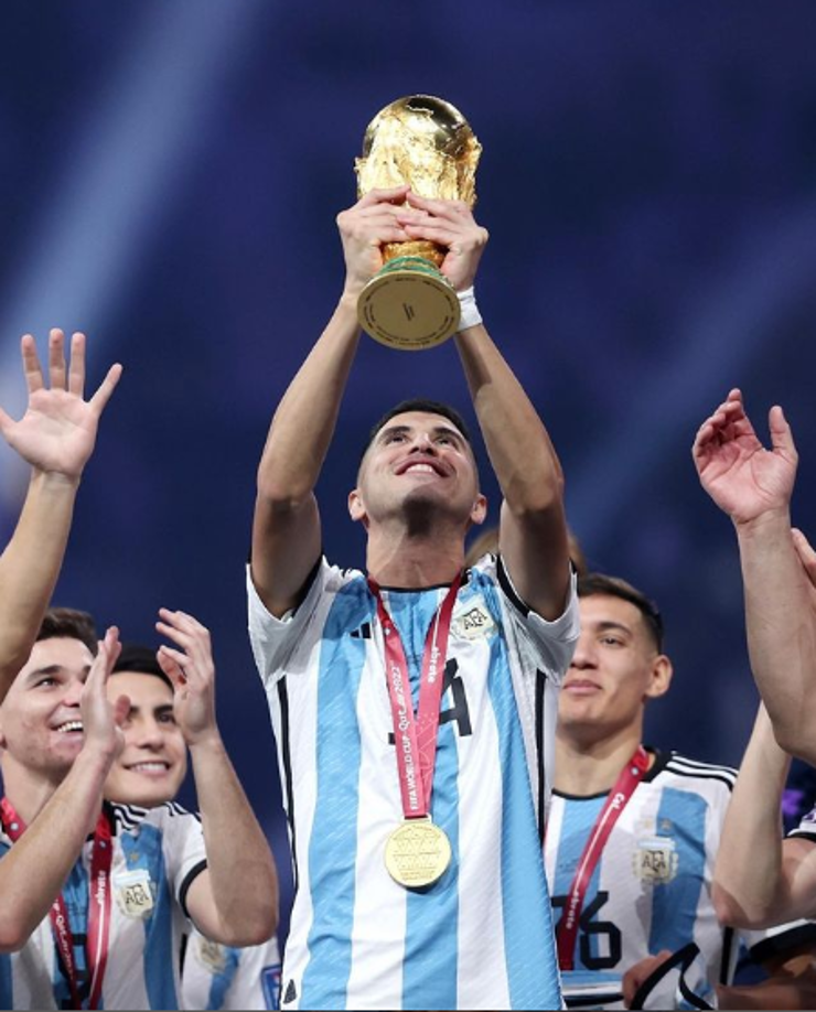 “Él está separado hace cuatro meses. Si me fui con mi maleta fue por respeto, solo soy amiga de él, lo fui a visitar porque estaba en Holanda de vacaciones por mi cumple y él está pasando por una situación difícil y le sigue poniendo garra”, aclaró sobre los rumores.