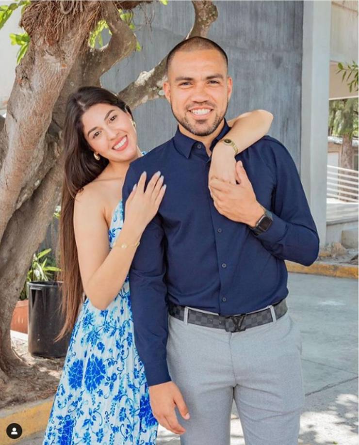 José Escalante está casado con la joven Marcela Chahín, originaria de Comayagua. Tienen 8 años de estar en matrimonio.