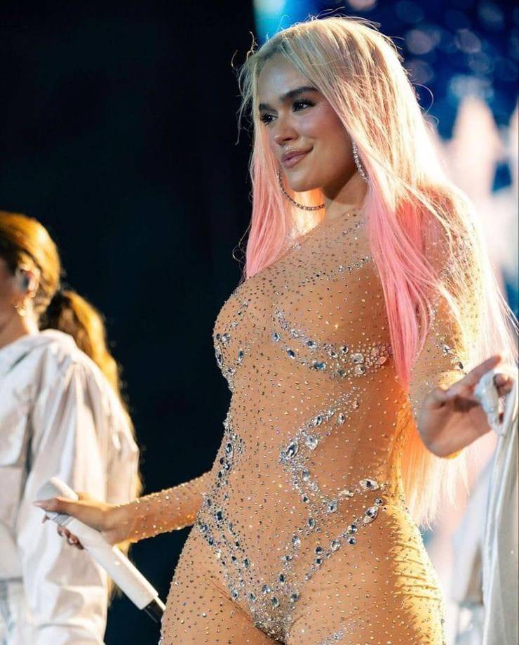 Karol G habló sobre diversos aspectos de su carrera y su vida privada, pero lo que más llamó la atención fue su sincera confesión sobre su deseo de formar una familia y un hogar estable. 