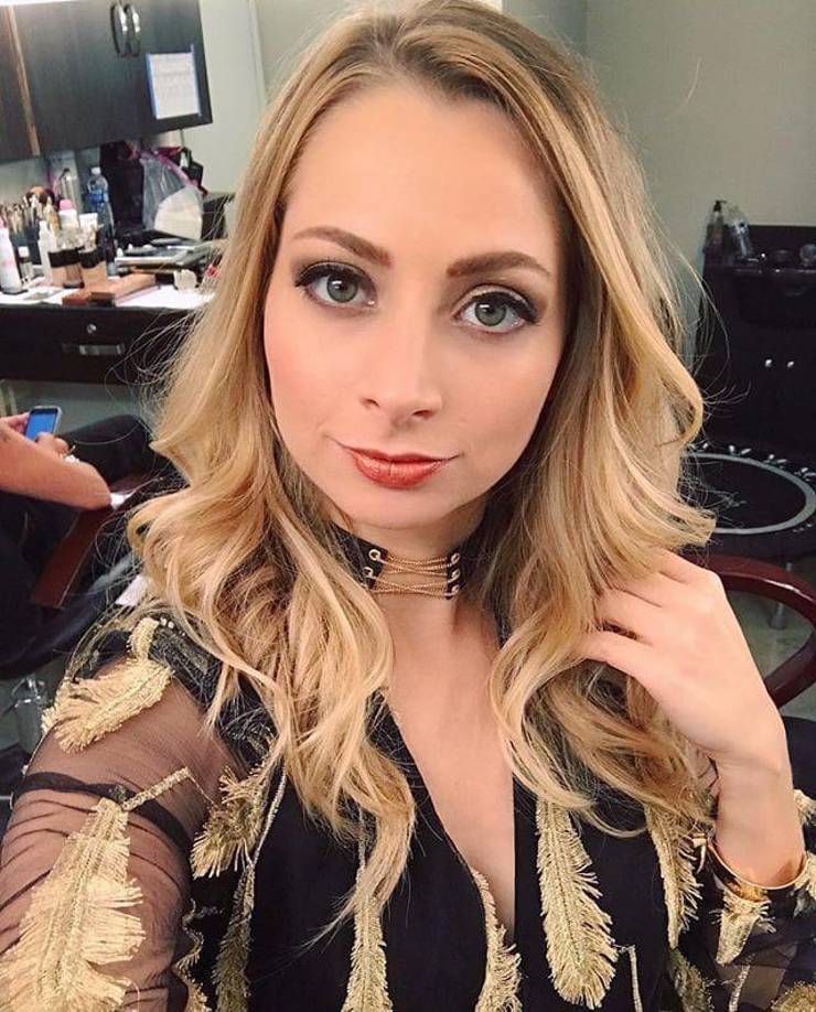 “Empecemos porque YosStop no cuenta con cédula profesional de psicóloga. Eso quiere decir que lo que hace es ilegal, pues ofrecer cualquier servicio de psicología sin ser psicóloga incurre en el delito de usurpación de la profesión”, se pronunció Scarlet en su cuenta de Facebook.