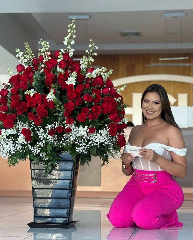 De inmediato Alejandra leyó la tarjeta de las flores y supo quien se las enviaba pero no lo compartió con sus seguidores. 