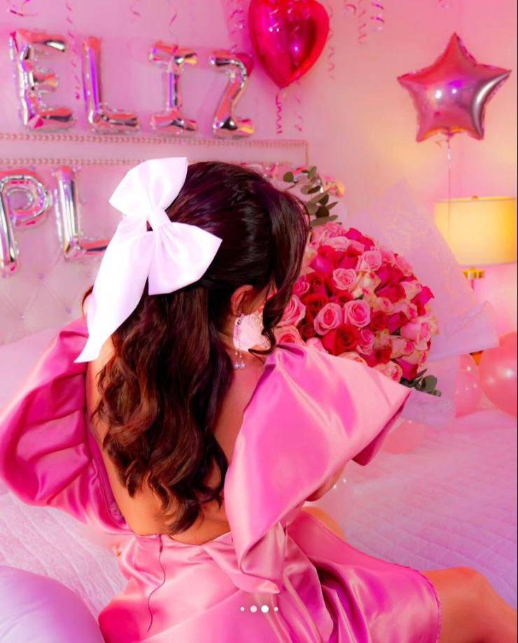 Asimismo presumió su estilo coquette, moda que es tendencia en redes sociales y que la presentadora la ha tomado como una de sus favoritas. 