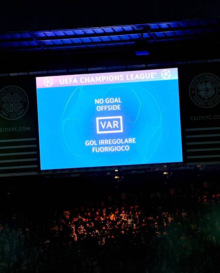 El VAR revisó la jugada y decidió invalidar el gol de Luis Palma por fuera de juego.