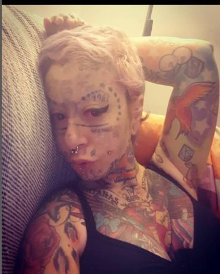 Tras esto, explicó el por qué de la decisión: “Pero echo en falta mi rostro de antes, por esto me estoy haciendo el láser facial”.