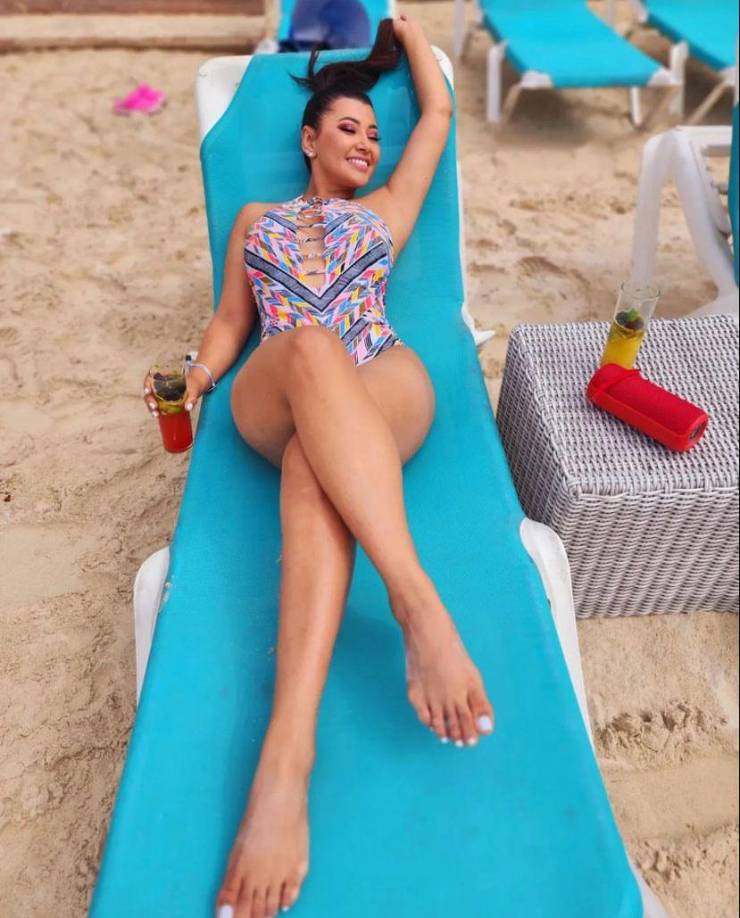 La también bailarina presume su esbelto cuerpo en traje de baño. 