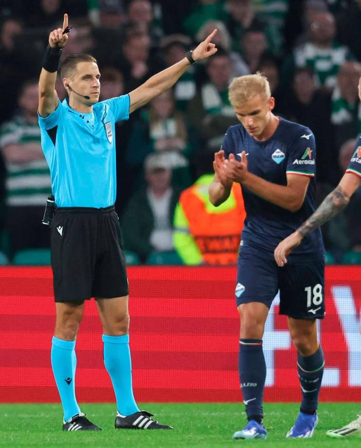 El árbitro del partido al confirmar la anulación del golazo de Luis Palma.