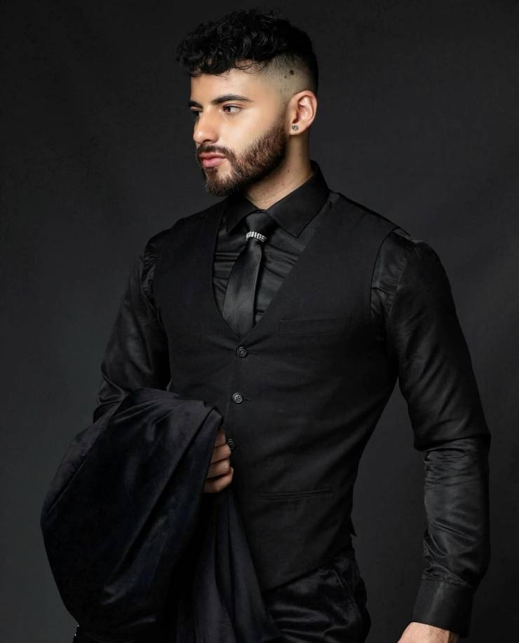 El popular “influencer” y misólogo destacó que el nivel de competencia del Miss Universo es increíble. “No hay reina mala, ninguna se está dejando. Hablemos de la evolución de Honduras, hablemos del rostro, es una muñequita!”.“Me gustaría verla con peinados altos, le quedan perfectos. Y vean cómo retrata. Es una reina supercomercial”.