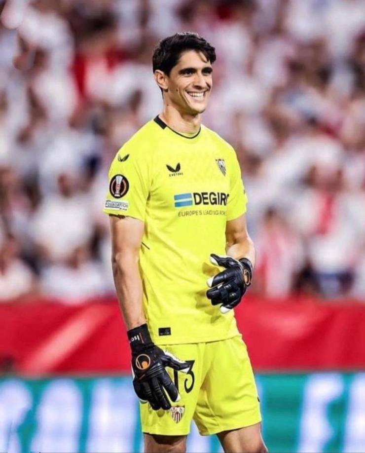 Según indican medios españoles, entre los candidatos es Yassine Bono (32 años) el que más gusta, por delante de David de Gea y Kepa Arrizabalaga. 