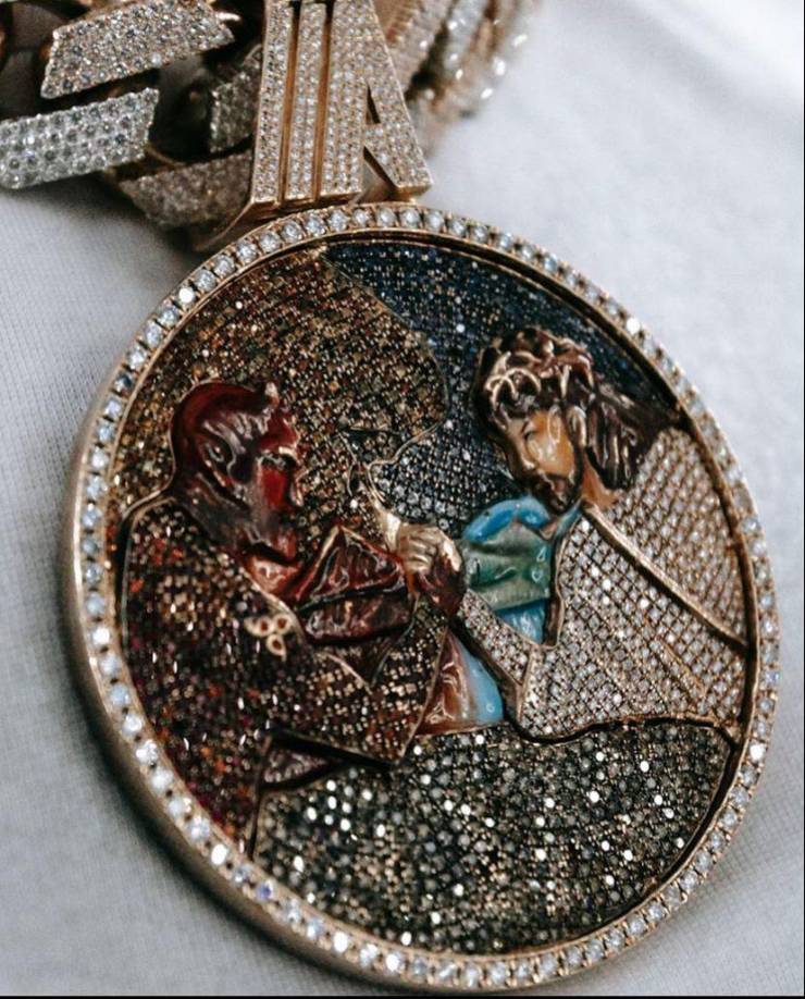 En la publicación también presume su collar de diamantes. 