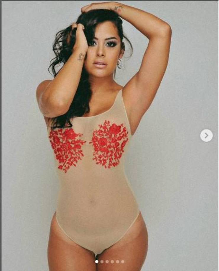 Fue invitada al torneo por una de las marcas patrocinadoras. En las imágenes que dieron la vuelta al mundo, se ve a Larrissa con un escote pronunciado y llamando la atención su teléfono celular