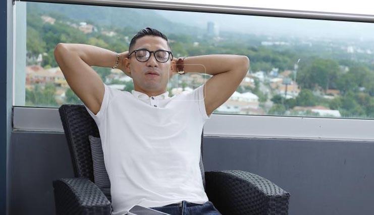Emilio Izaguirre cuenta con 36 años de edad.