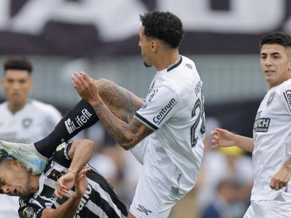 Gregore del Botafogo fue expulsado por su brutal agresión al jugador Fausto Vera del Mineiro.