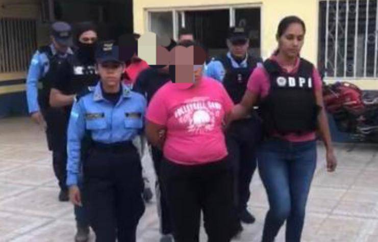Los acusados fueron arrestados en Danlí, El Paraíso, región suroriental de Honduras. La madre, el padrastro y un tercer sujeto son los señalados en este hecho. 
