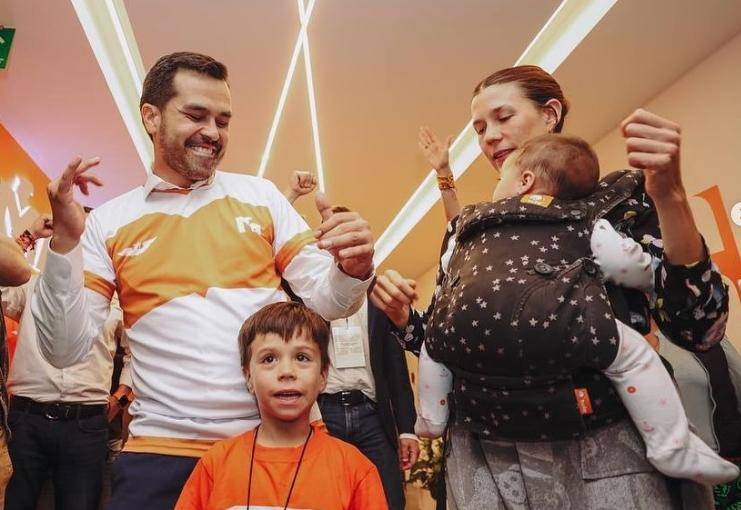 Es egresada de la Hertie School de Berlín donde estudió una maestría en Políticas Públicas. 