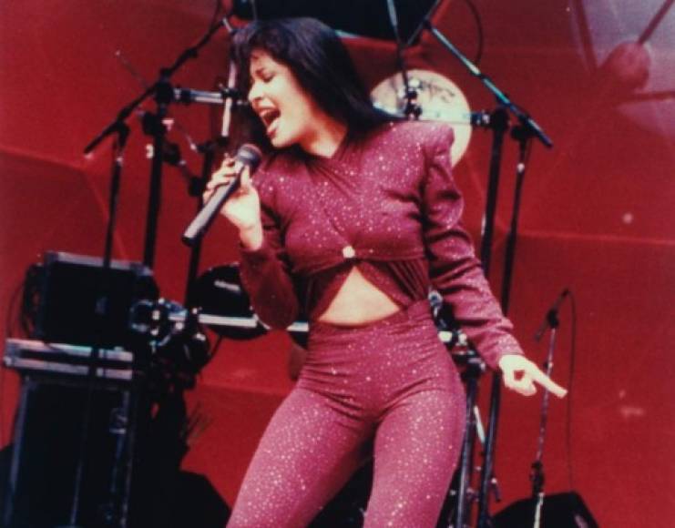 Casi 25 años han pasado desde aquel fatídico día en el que Yolanda Saldivar mató a Selena Quintanilla, y sigue siendo recordada por sus seguidores y estrellas del espectáculo. Su talento y atrevimiento en sus vestuarios han perdurado entre el tiempo.