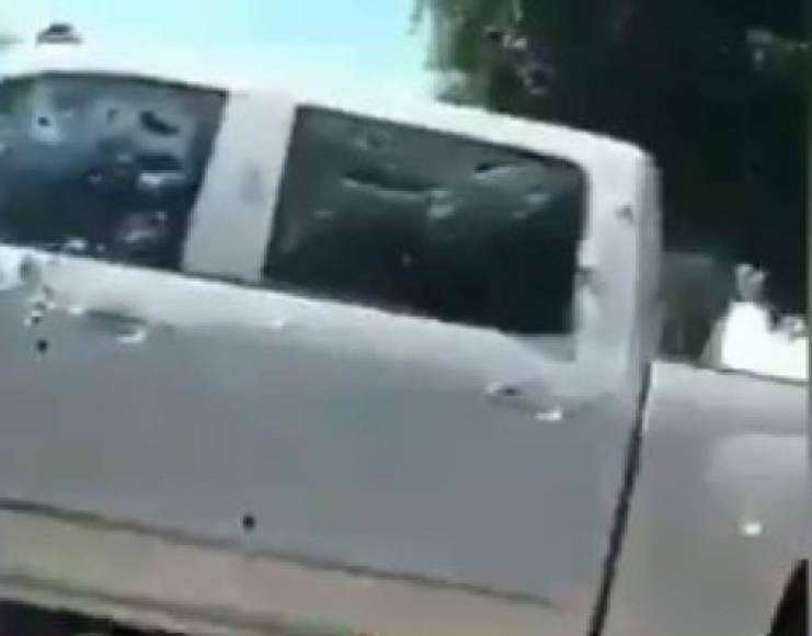 La camioneta quedó prácticamente perforada por las balas de armas de grueso calibre.