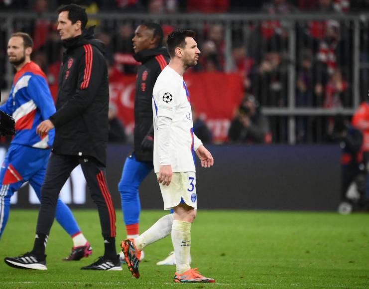 Lionel Messi marchándose al vestuario con rostro frío y triste tras la eliminación del PSG.