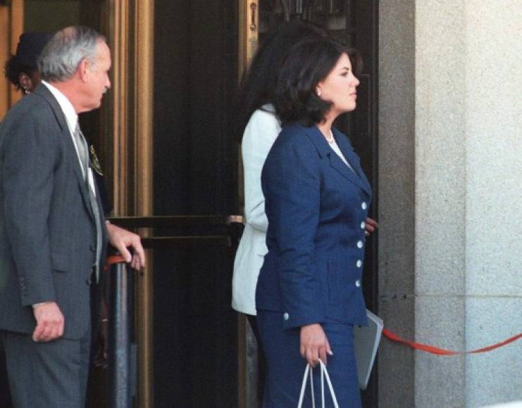 Lewinsky reveló detalles de su aventura con el presidente a su amiga Linda Tripp, una funcionaria del Pentágono que grabó las conversaciones telefónicas con la becaria sin su conocimiento. El 12 de enero de 1998, Tripp entregó las cintas de sus conversaciones al fiscal Keneth Starr, que llevaba varios años investigando a Clinton.