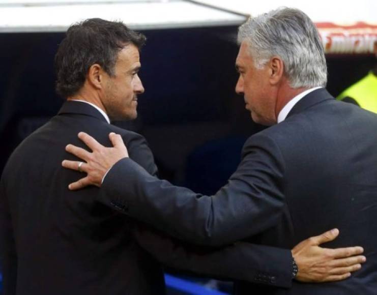 Luis Enrique y Carlo Ancelotti se saludan antes del inicio del partido.