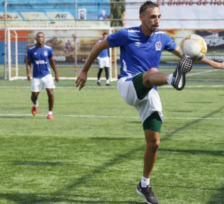 Matías Morales: El mediocampista argentino es baja confirmada en el Olimpia para el presente 2020. No entró en los planes de Pedro Troglio.