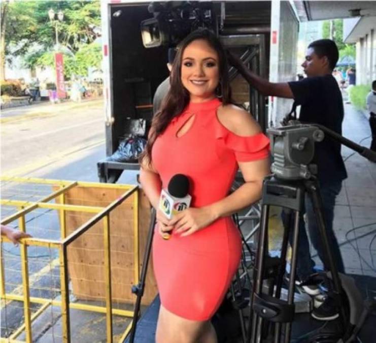 Andrea Velásquez - Presentadora de Canal 11.