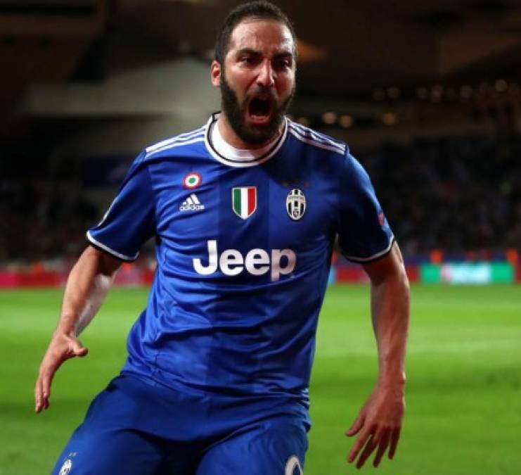 Gonzalo Higuaín: La Juventus ha rechazado una oferta de €100m del Chelsea por el delantero argentino. Han señalado que no piensan dejarlo ir.
