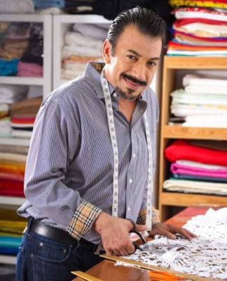 El famoso diseñador hondureño, Yoyo Barrientos, fue el encargado de vestir a Xiomara Castro para su toma de posesión como la primera mujer presidente de Honduras. 