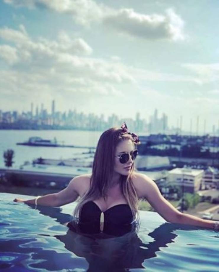 Por medio de sus redes sociales, comparte parte de su mundo laboral y personal. En Instagram tiene más de 937 mil seguidores.