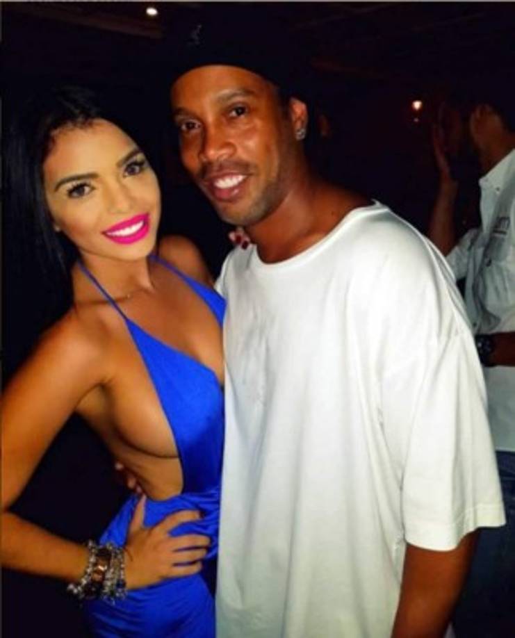 Karina Porras publicó varias imágenes con Ronaldinho en su cuenta de Instagram.