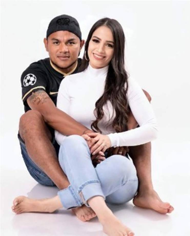 Erika Cabrera es la esposa del centrocampista del Real España, Mario Martínez, y con quien tiene un hijo.