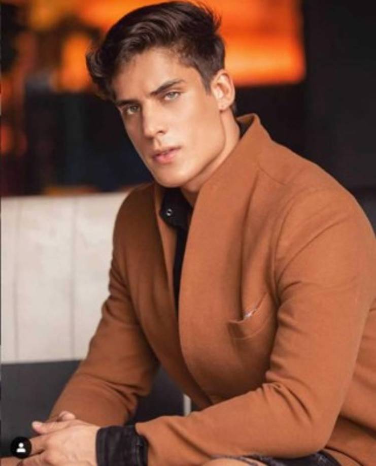 “Él siempre fue bisexual... y siempre le gustaron las mujeres mayores. Cuando terminamos me bloqueó, pero es un chico muy dulce”, contó a Extra el especialista en relaciones públicas brasileño Irinaldo Oliver. “Teníamos una relación de tres y nunca la escondimos. En agosto de 2018, Tiago se vino a vivir con nosotros. Él es bisexual, le gustan los hombres y las mujeres. La relación se acabó porque se fue a perseguir su sueño de ser futbolista”, afirmó un ex amante de Tiago al mismo medio.