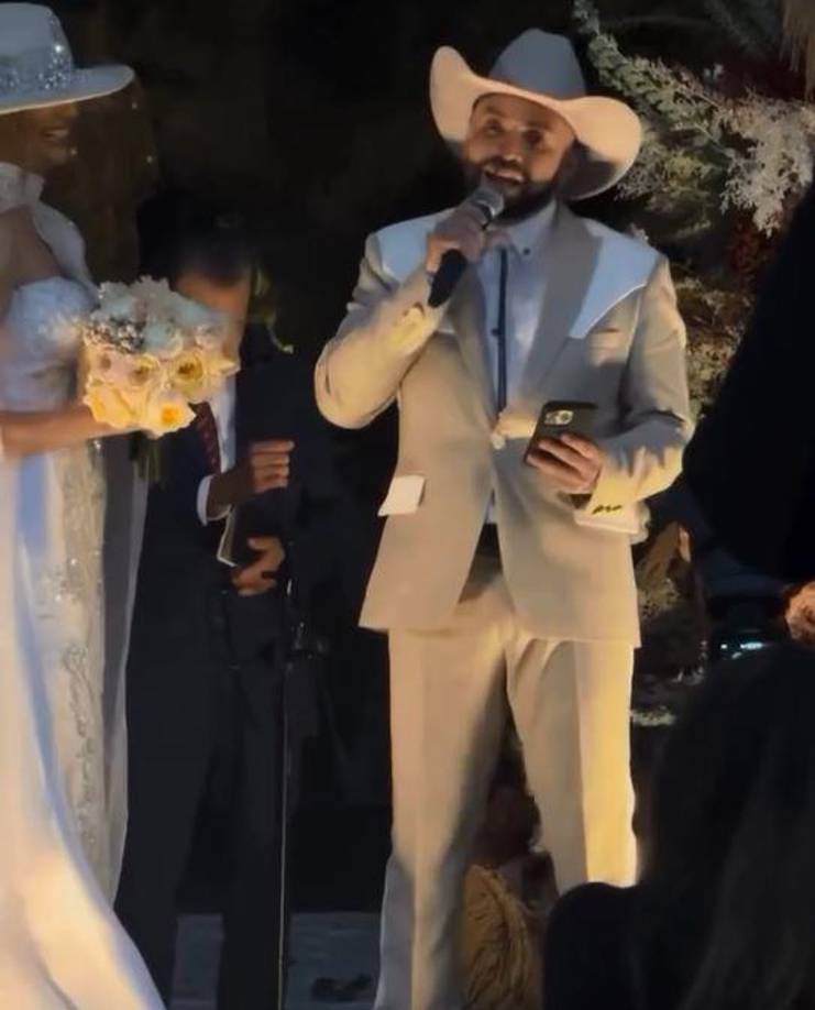 En plena ceremonia, el cantante tomó el micrófono y le dirigió unas palabras a su esposa, asegurando que gracias a ella, es un hombre nuevo. “Lo que he aprendido contigo me ha tomado por sorpresa ha sido nueva información para mí hasta abrumador es el contraste entre lo que era y lo que soy después de ti creo que la mayoría lo puede notar a leguas”, dijo emocionado el artista. 