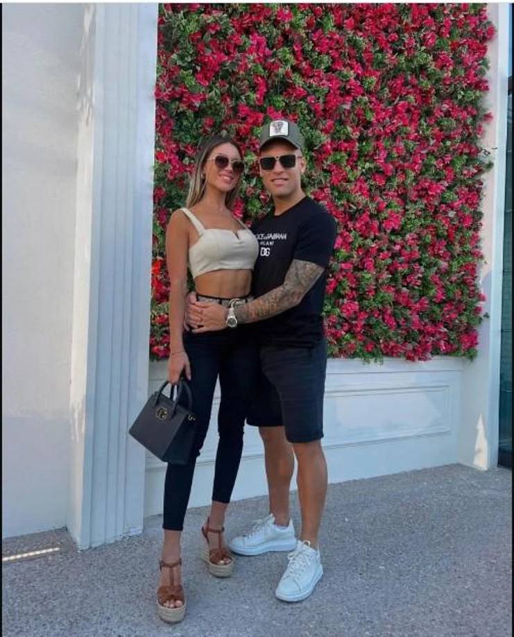 El delantero Lautaro Martínez junto con su pareja Agus Gandolfo.
