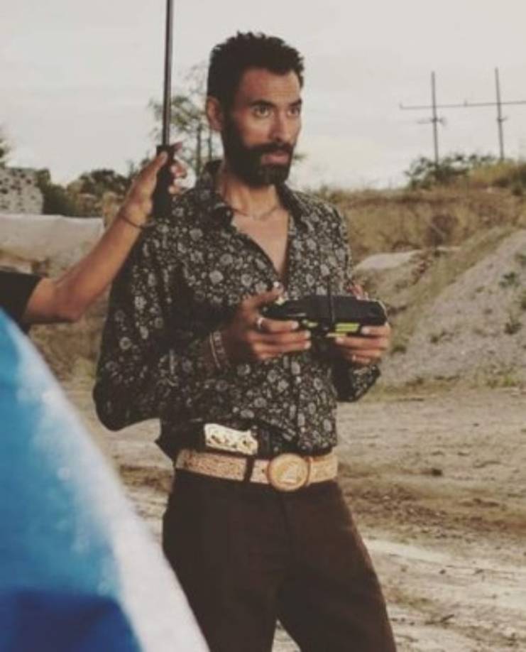 'Y al fin cayó en mis manos un antagónico muy chingón... Muy pronto conocerán a #CaraSucia en #ElYankee una serie producida por #Argos para #Netflix Lo van a amar y odiar más, se los aseguro', escribió junto a esta imagen.